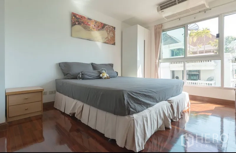公寓 出租在Pathum Wan, Bangkok - 主卧明亮，配大床与转角落地窗，采光极佳。