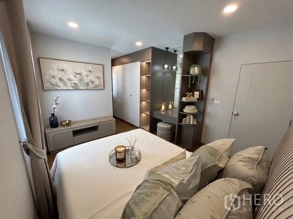 บ้านเดี่ยว for rent in Bang Phli, Samut Prakan - ห้องนอนอบอุ่นพร้อมชั้นบิลท์อิน โต๊ะเครื่องแป้ง และตู้เสื้อผ้า