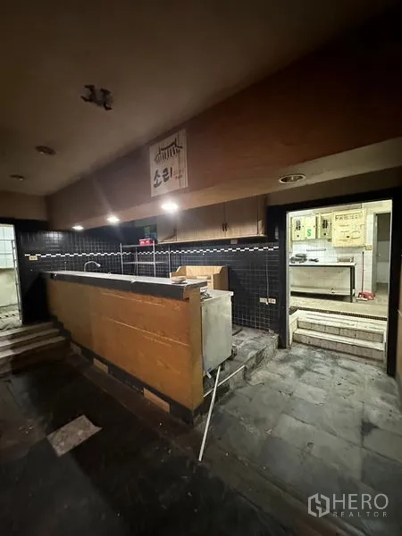 Retail Space for rent in Yan Nawa, Bangkok - Bar counter with black tile backsplash adjoining the kitchen entrance.