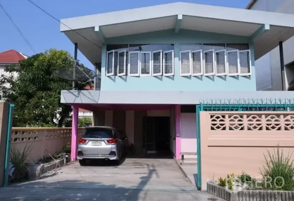 บ้าน ให้เช่าในBang Na, Bangkok - บ้านเดี่ยวสองชั้นโทนพาสเทล พร้อมโรงจอดรถและทางเข้าแบบมีรั้ว ในย่านบางนา