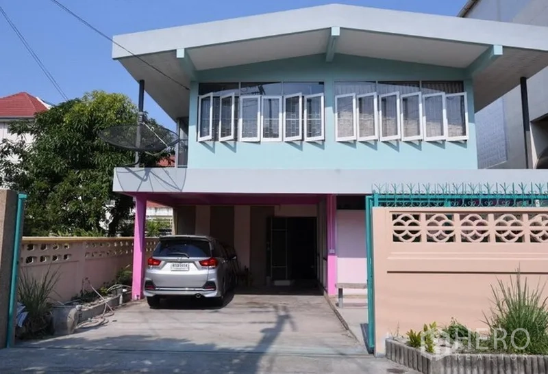 บ้าน ให้เช่าในBang Na, Bangkok - บ้านเดี่ยวสองชั้นโทนพาสเทล พร้อมโรงจอดรถและทางเข้าแบบมีรั้ว ในย่านบางนา