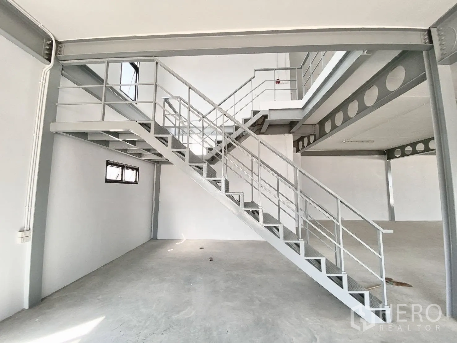 โกดัง for rent in Bang Bo, Samut Prakan - พื้นที่สำนักงานชั้นลอยพร้อมบันไดเหล็กและราวกันตก