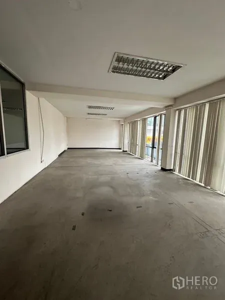คลังสินค้า ให้เช่าในSuan Luang, Bangkok - ห้องชั้นบนโล่งมีหน้าต่างบานใหญ่และมู่ลี่ เหมาะทำออฟฟิศหรือเก็บสินค้า