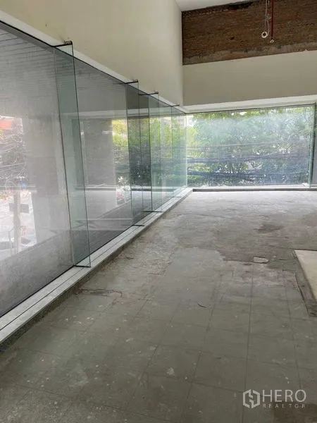 办公空间 出租在Watthana, Bangkok - 开放式办公空间，通高落地窗引入充足采光与绿景。