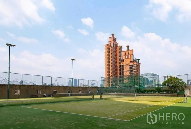 公寓 出租在Khlong Toei, Bangkok - 屋顶户外网球场，俯瞰空堤区城市景观