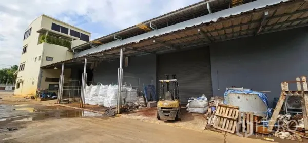 คลังสินค้า ให้เช่าในBang Kruai, Nonthaburi - ลานขนส่งสินค้ามีหลังคาพร้อมประตูม้วน รถโฟล์คลิฟต์ และพาเลทหน้าโกดัง