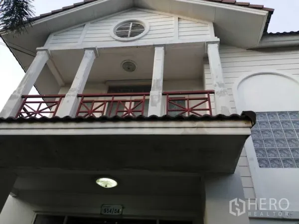 独立式住宅 出售在Prawet, Bangkok - 两层住宅的二楼阳台与山墙特写。