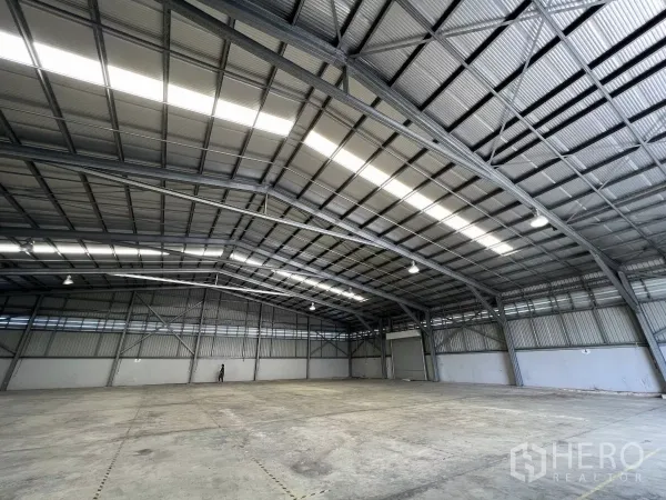 คลังสินค้า ให้เช่าในSai Mai, Bangkok - ฮอลล์โกดังกว้างเพดานสูง ไฟ LED สว่าง และประตูม้วนด้านข้าง