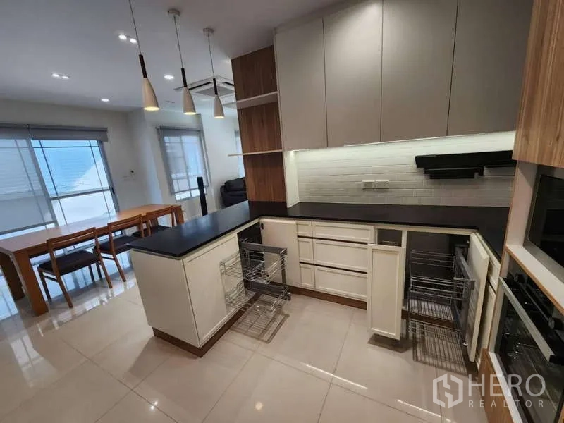 独立式住宅 出租在Sathon, Bangkok - 厨房视角带抽屉拉篮，可看向餐区。