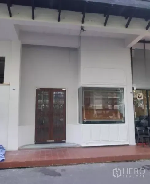 Retail Space for rent in Watthana, Bangkok - Street-facing shopfront with wooden double doors and display window in Watthana, Bangkok retail space for rent.