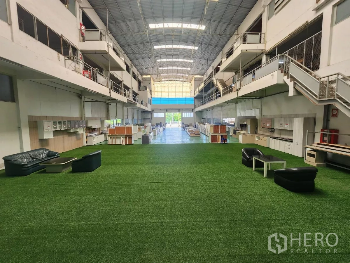 Factory for rent in Mueang Samut Sakhon, Samut Sakhon - Central atrium with artificial turf breakout area and surrounding workspaces.