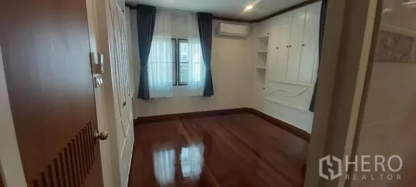 独立式住宅 出租在Pathum Wan, Bangkok - 明亮卧室，亮光木地板、窗户、壁柜和空调