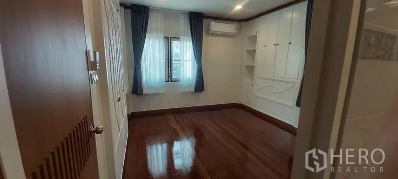 独立式住宅 出租在Pathum Wan, Bangkok - 明亮卧室，亮光木地板、窗户、壁柜和空调