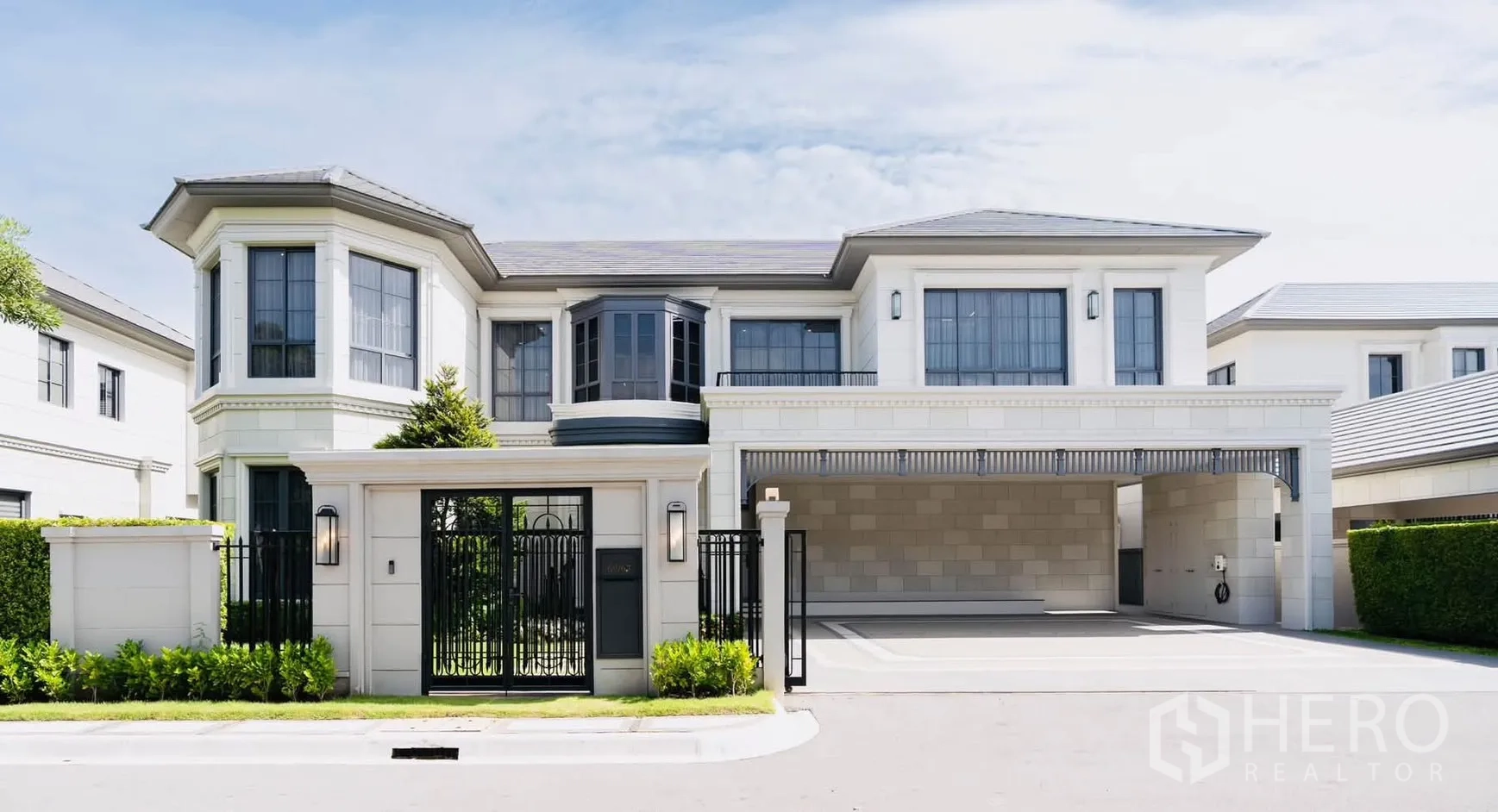 Detached House for rent or sale in Bang Kapi, Bangkok - Front facade of a gated detached house with covered carport and landscaped entry.