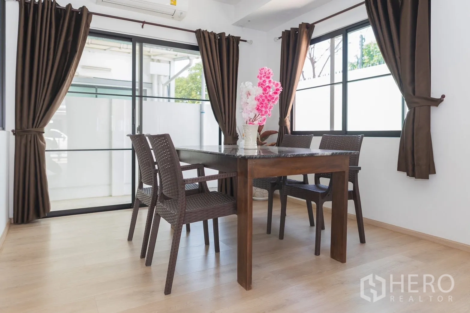 ทาวน์เฮาส์ for rent in Bang Phli, Samut Prakan - มุมทานอาหารพร้อมประตูกระจกบานเลื่อนและผ้าม่านสีน้ำตาล