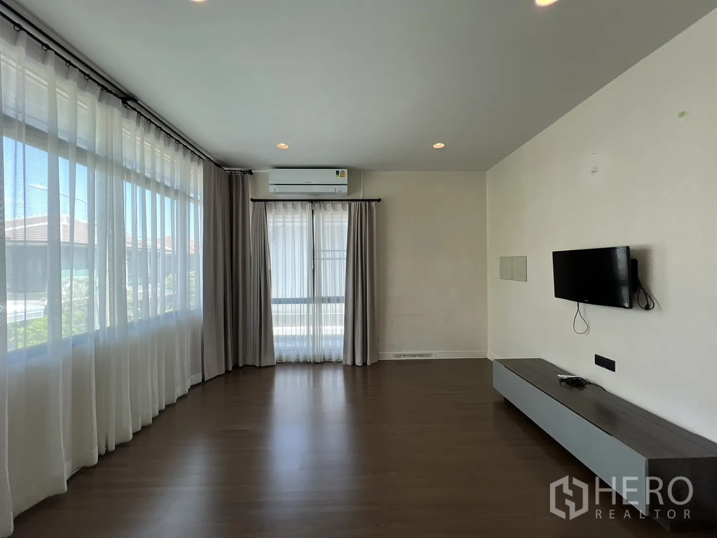 Detached House for sale in Bang Kapi, Bangkok - Walk-in dressing corridor with wardrobes and sheer curtains.