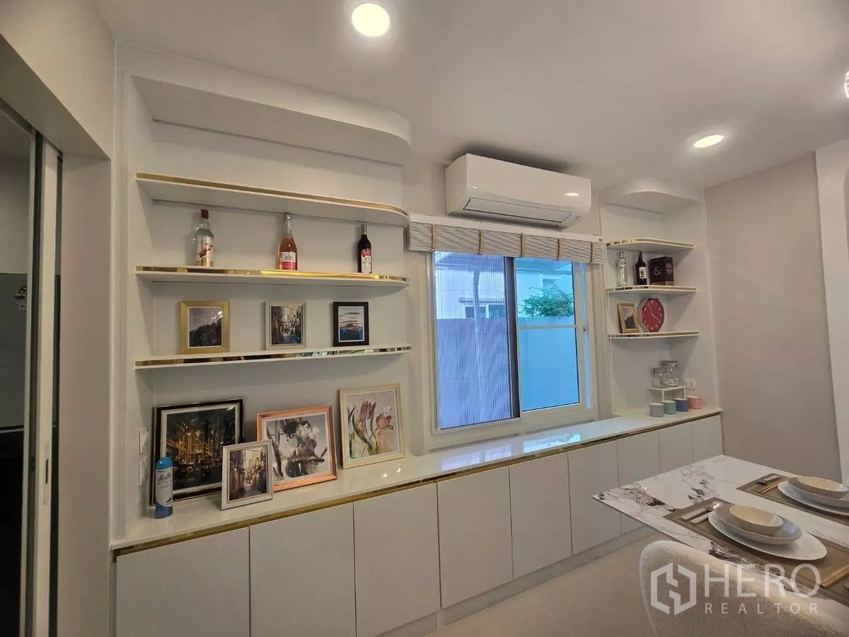 独立式住宅 出租在Bang Phli, Samut Prakan - 餐区内置开放置物架、窗户与空调。