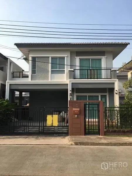 Detached House for rent in Suan Luang, Bangkok - Modern two-storey detached house with gated carport and twin balconies in Suan Luang, Bangkok.