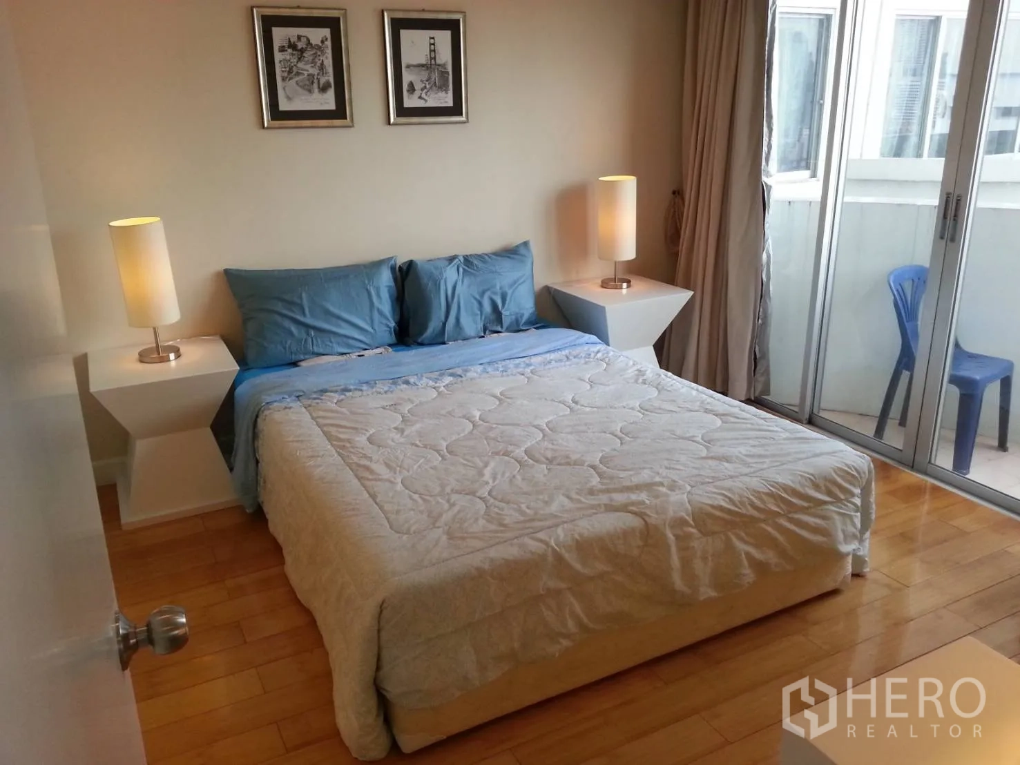คอนโด ให้เช่าในRatchathewi, Bangkok - ห้องนอนเตียงคู่ โคมไฟข้างเตียง และประตูกระจกบานเลื่อนไปยังระเบียง
