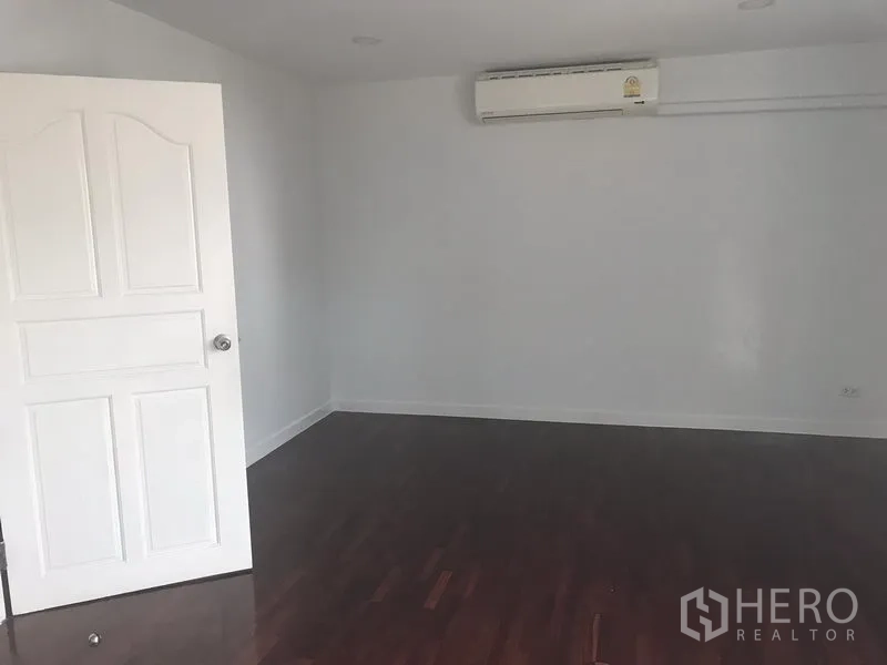 带办公室的家 出租或出售在Watthana, Bangkok - 整洁的卧室/办公间，抛光木地板、白门与壁挂空调。