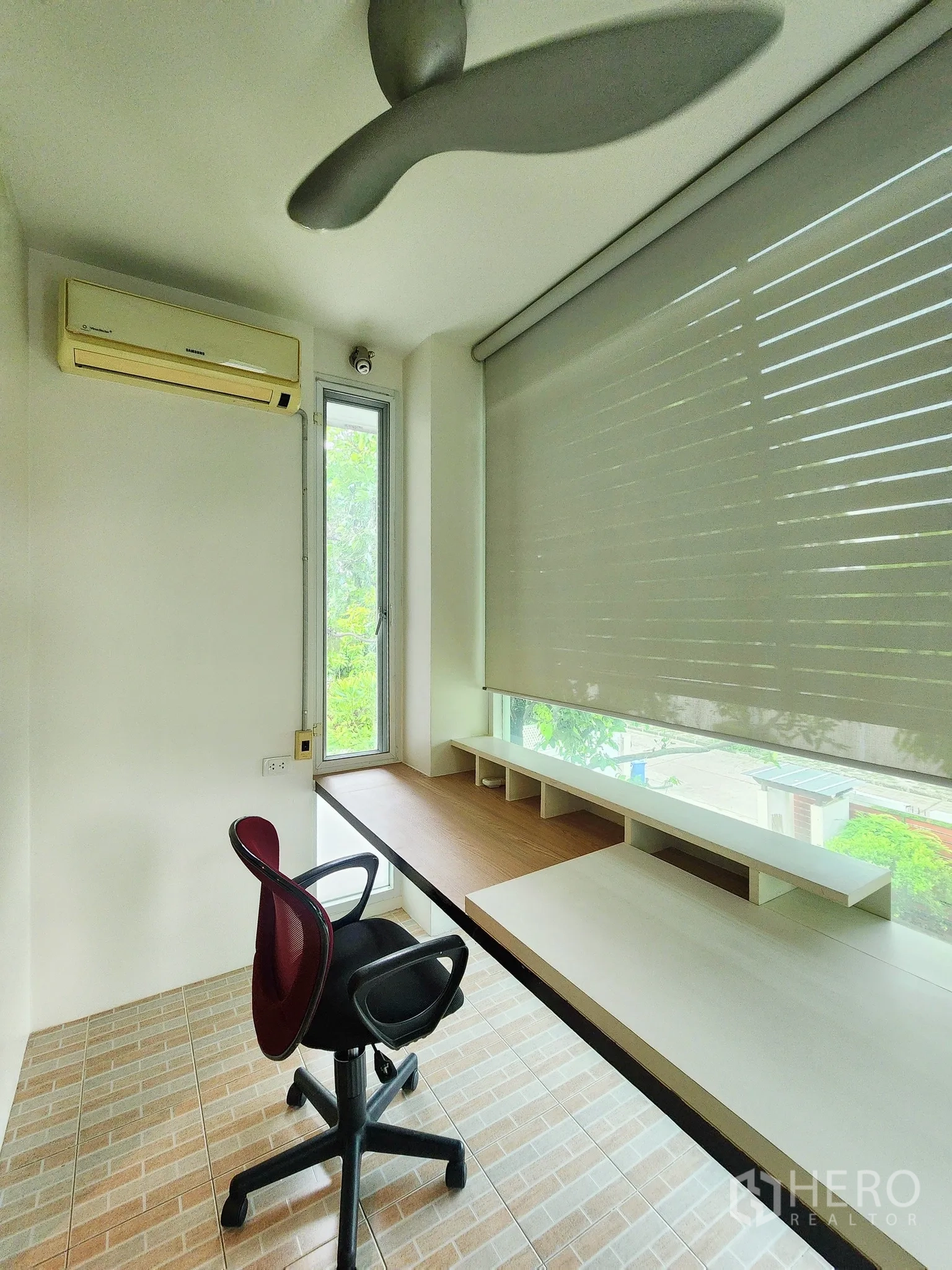 Detached House for rent in Bang Kapi, Bangkok - Compact home office nook with built-in desk, window and garden outlook.