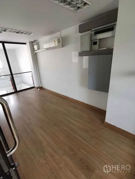 สำนักงานที่บ้าน ให้เช่าในPrawet, Bangkok - โซนทำงานทรงลึก มีแอร์และตู้ไฟฟ้าแบบบิลท์อิน