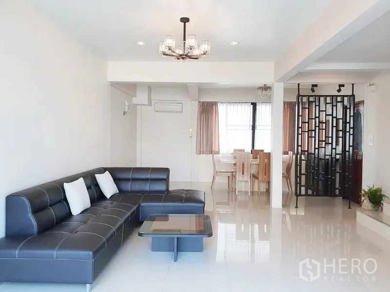 独立式住宅 出租在Phra Khanong, Bangkok - 从客厅望向餐厅的开放空间，装饰屏风分隔。