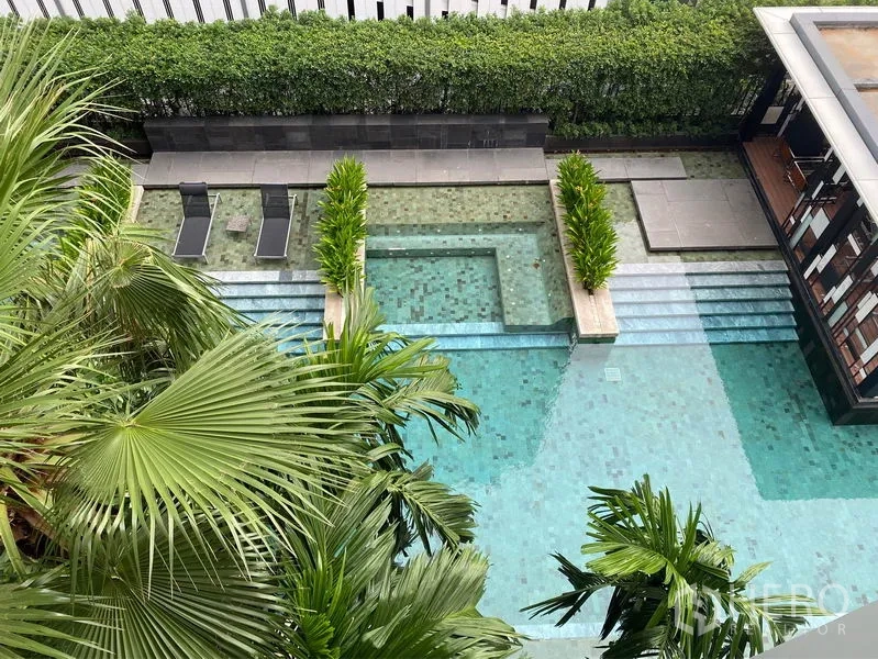 คอนโด ให้เช่าหรือขายในWatthana, Bangkok - สระว่ายน้ำท่ามกลางสวนทรอปิคัล พร้อมเตียงอาบแดดและโซนพักผ่อนน้ำตื้น