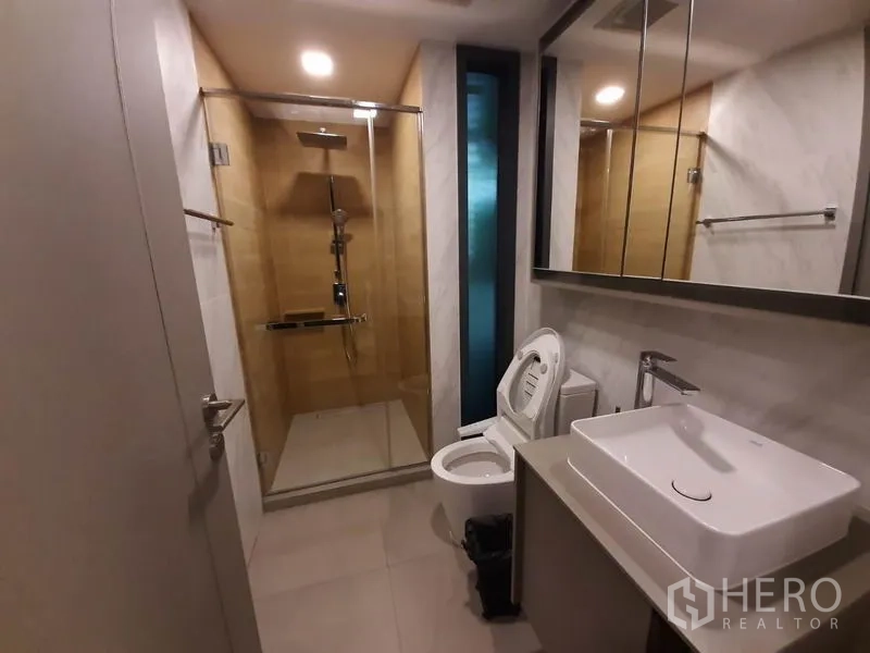 公寓 出租或出售在Watthana, Bangkok - 现代卫浴，玻璃淋浴间、台盆与坐便器。