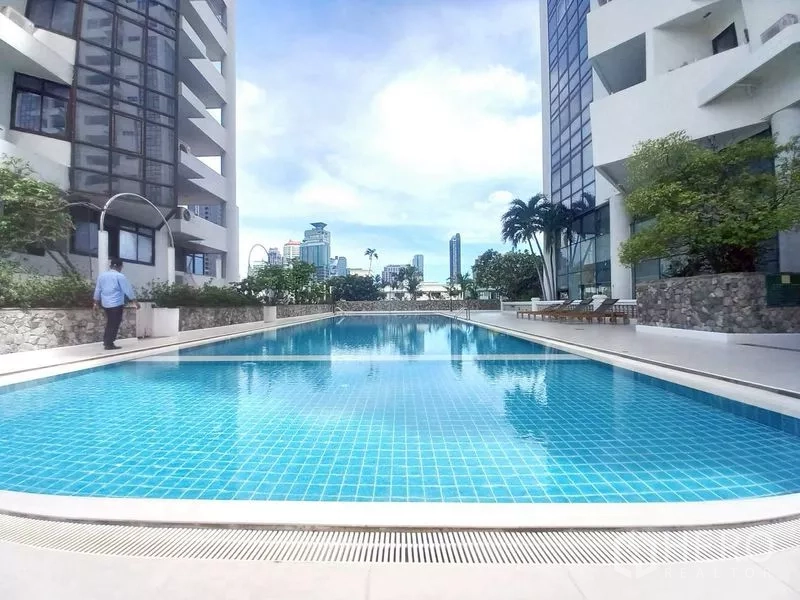คอนโด ให้เช่าในWatthana, Bangkok - สระว่ายน้ำกลางแจ้งของคอนโดระหว่างอาคาร พร้อมฉากหลังเป็นสกายไลน์กรุงเทพฯ