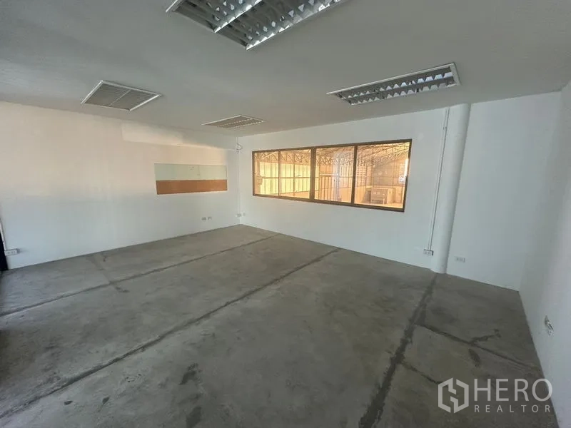 Warehouse for rent in Saphan Sung, Bangkok - Empty office room with window overlooking warehouse.