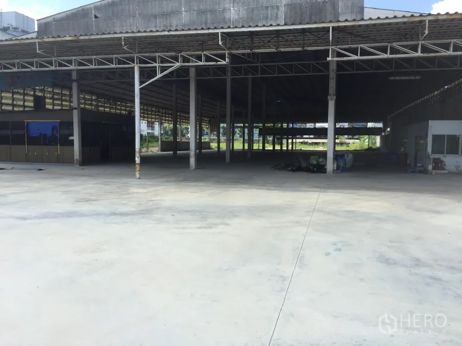 货栈 出租在Khlong Luang, Pathum Thani - 空銮仓库内部，高钢结构桁架屋顶、混凝土地面，设大型有顶装卸区。