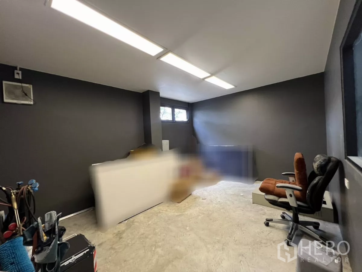 货栈 出售在Lat Krabang, Bangkok - 室内储物或工间，水泥地面与设备。
