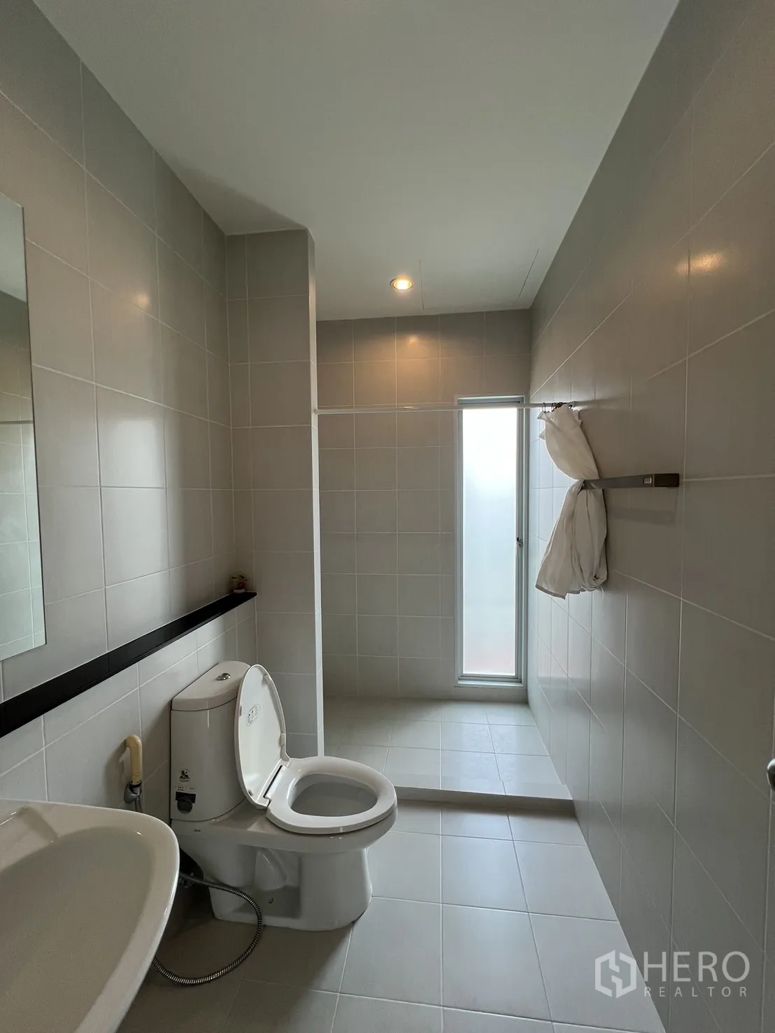 Townhouse for rent in Suan Luang, Bangkok - Private pebble garden at the rear with plants and utility area.