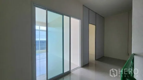 โรงงาน ให้เช่าในSamut Sakhon - โซนออฟฟิศกั้นกระจกบานเลื่อนพร้อมตู้บิวท์อิน