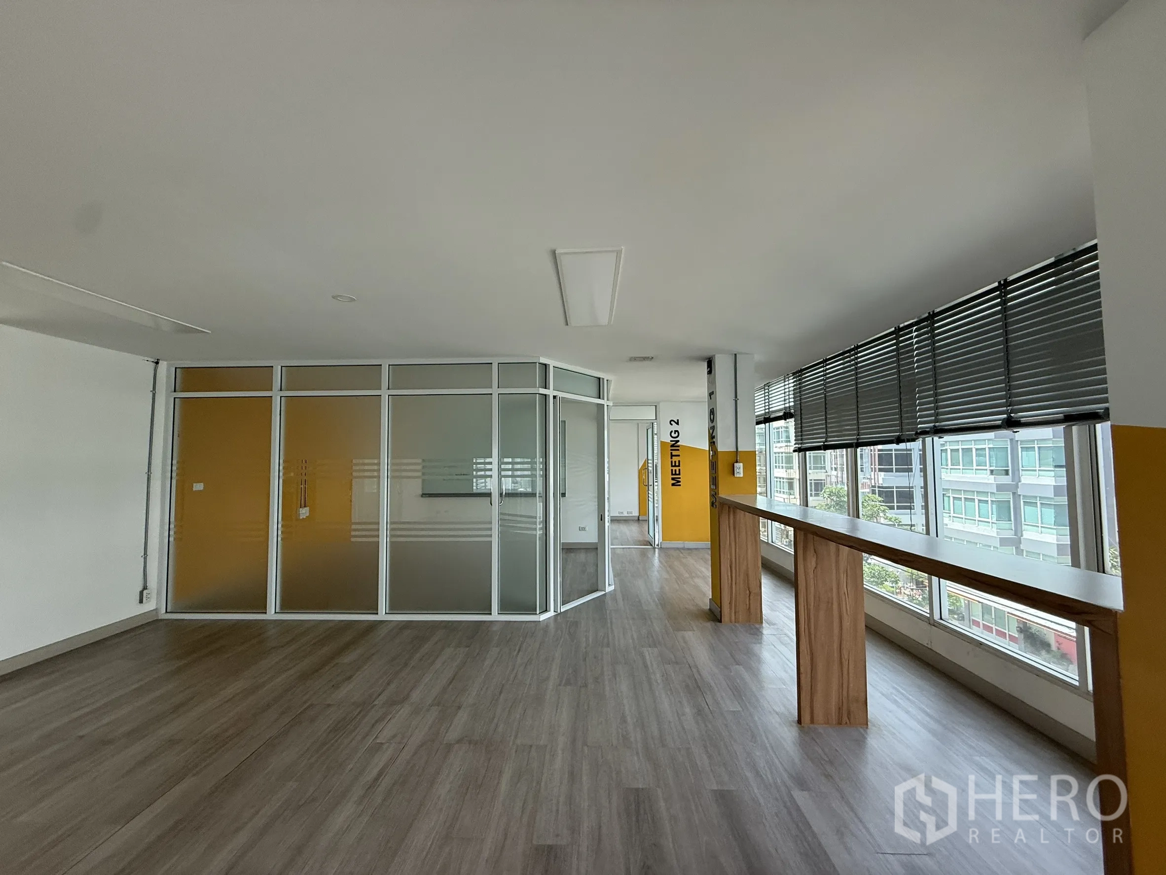 办公空间 出租在Bueng Kum, Bangkok - 办公层配两间玻璃会议室与窗边吧台式台面。