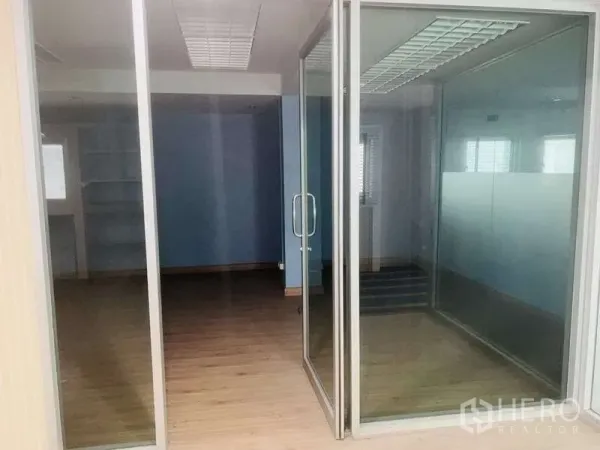 带办公室的家 出售在Huai Khwang, Bangkok - 室内玻璃隔断的会议室与推拉门