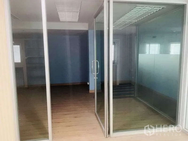 带办公室的家 出售在Huai Khwang, Bangkok - 室内玻璃隔断的会议室与推拉门