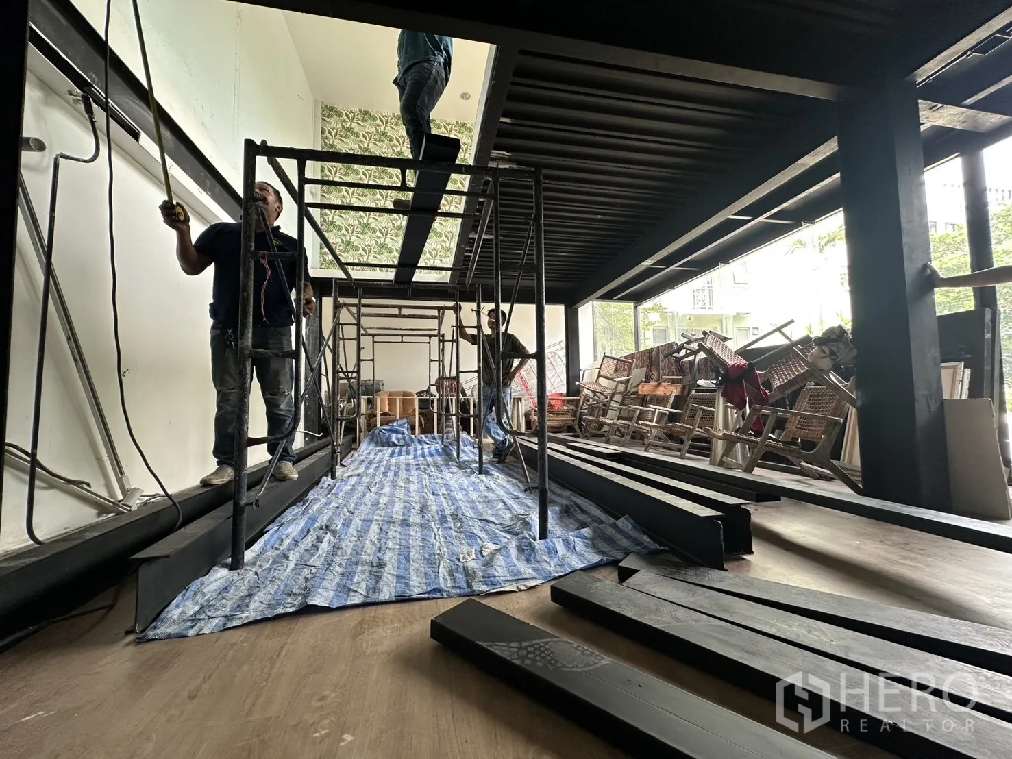 พื้นที่ขายของ for rent in Watthana, Bangkok - บริเวณก่อสร้างชั้นบน โครงเหล็กและผนังกระจกเต็มบาน.