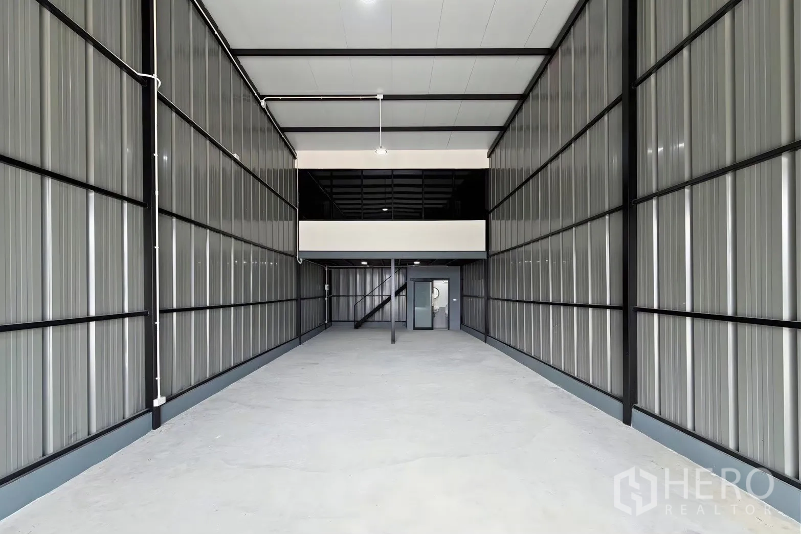โกดัง for rent in Suan Luang, Bangkok - ภายในโกดังสะอาด ผนังเมทัลชีท ชั้นลอย บันได และประตูม้วนทางเข้า