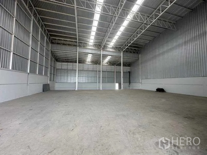 Factory for rent in Wang Noi, Phra Nakhon Si Ayutthaya - High-clearance warehouse interior with steel cladding and skylight panels.