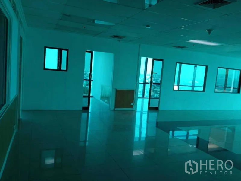 สำนักงาน ให้เช่าในHuai Khwang, Bangkok - โถงสำนักงานกว้างพร้อมประตูกระจกภายใน หน้าต่างรับแสง และพื้นกระเบื้องเงา