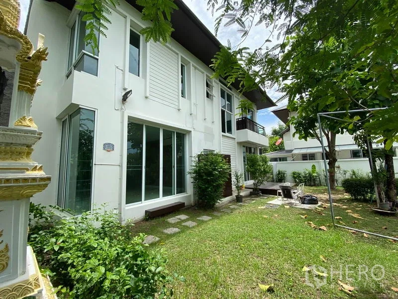 独立式住宅 出租在Prawet, Bangkok - 房屋侧立面设大面积推拉落地窗，通向草坪与小露台花园。
