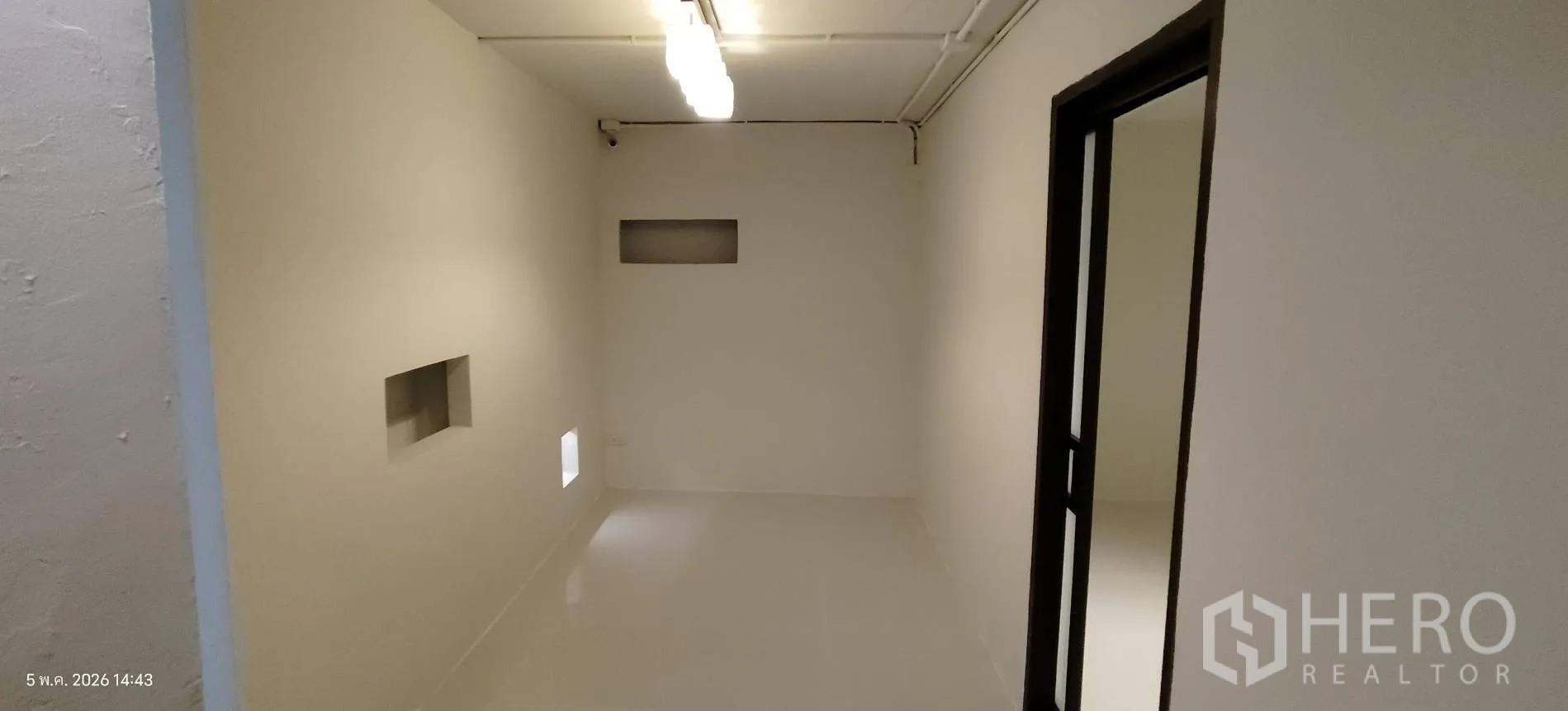 店屋 for rent in Watthana, Bangkok - 狭长白色房间，亮面地砖与日光灯