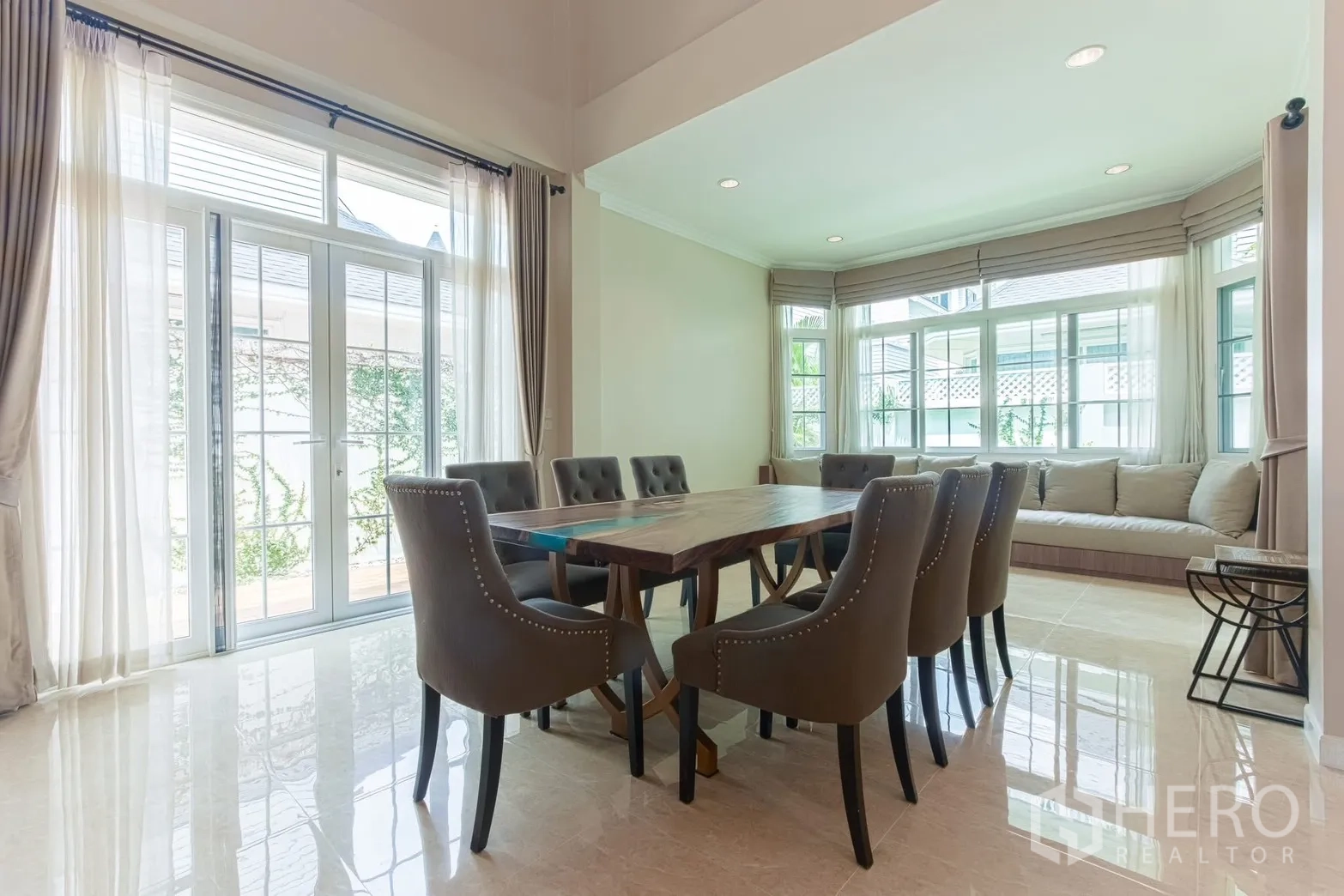 บ้านเดี่ยว for rent in Bang Na, Bangkok - มุมทานอาหารมีประตูกระจกออกสู่เฉลียงและเบาะนั่งยาวริมหน้าต่างเบย์