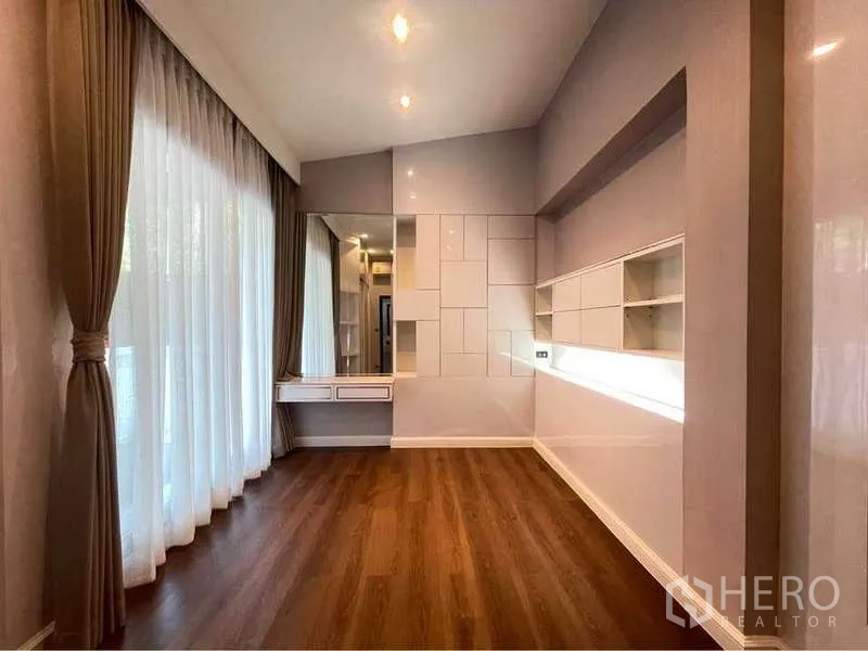 独立式住宅 出租在Bang Sue, Bangkok - 采光良好的多功能房，木地板与壁柜