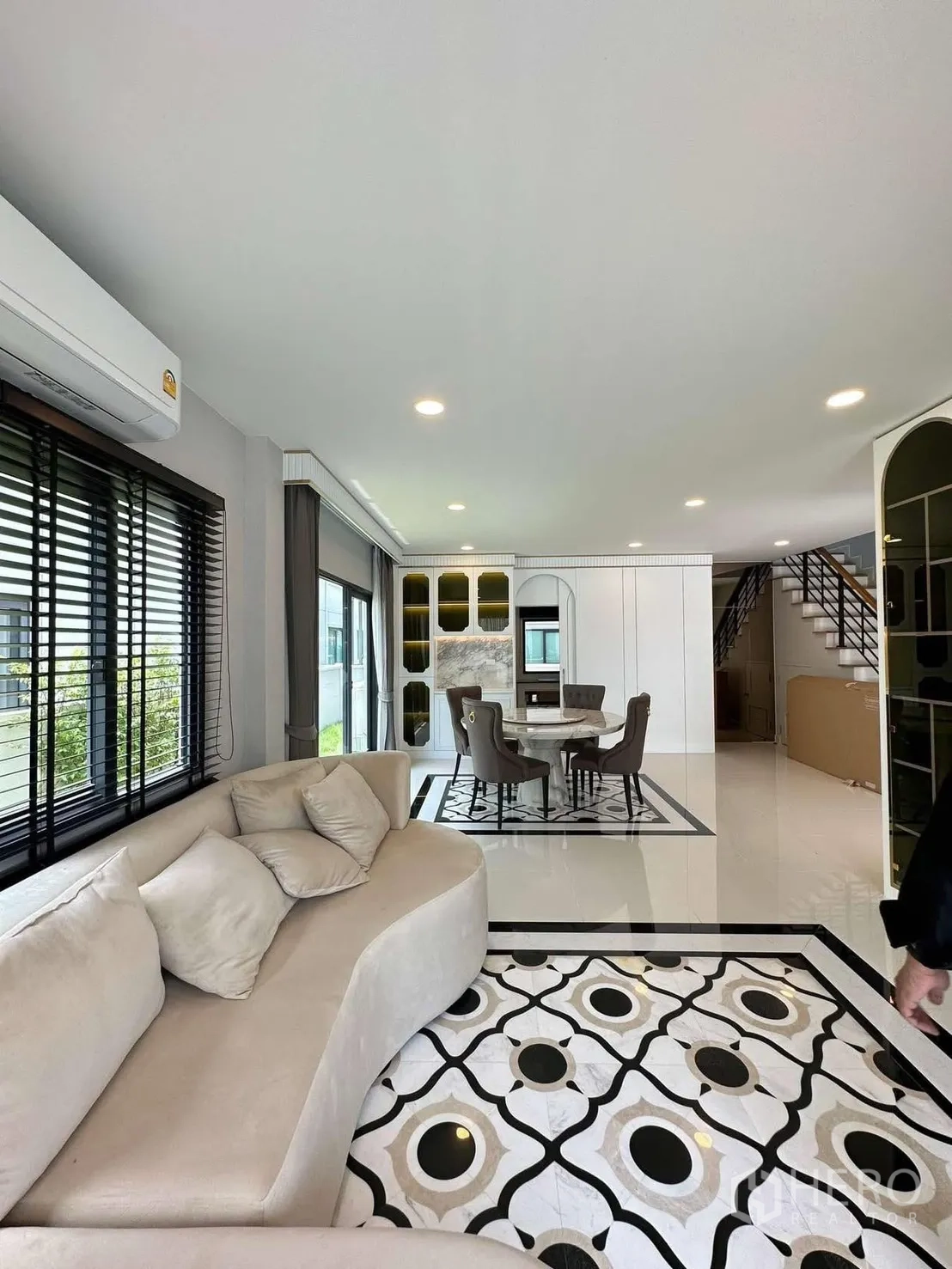 独栋房屋 for rent in Bang Phli, Samut Prakan - 开放式起居与餐厅，大片窗户与亮面地坪。