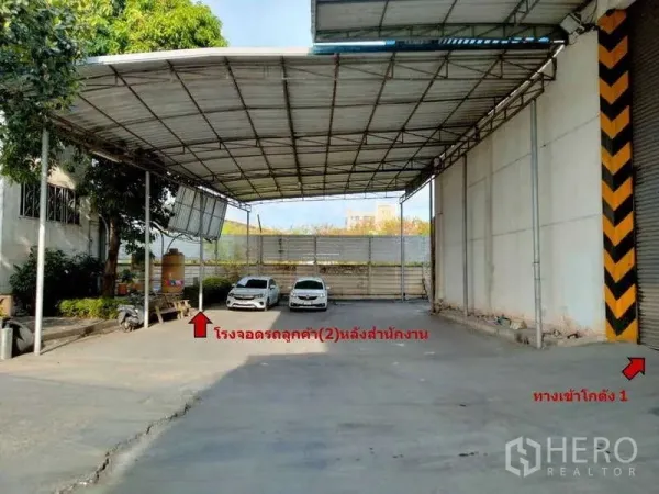 คลังสินค้า ให้เช่าหรือขายในBan Phaeo, Samut Sakhon - โรงจอดรถมีหลังคาข้างอาคารสำนักงาน พร้อมประตูม้วนเข้าโกดัง