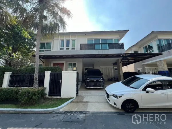 Detached House for rent or sale in Saphan Sung, Bangkok - Modern two-storey detached house with gated entry and double carport.