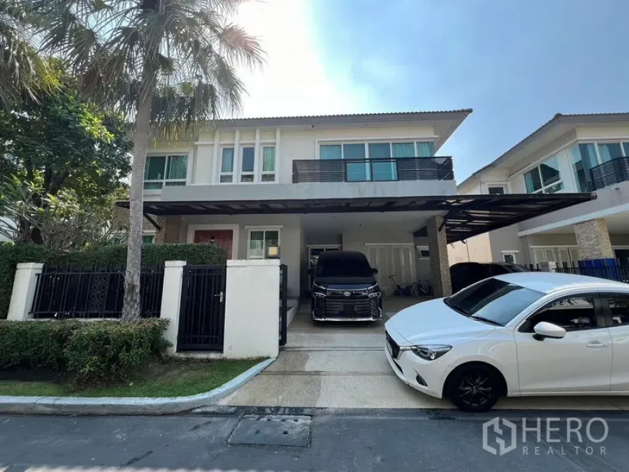 Detached House for rent or sale in Saphan Sung, Bangkok - Modern two-storey detached house with gated entry and double carport.